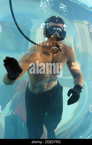 David Blaine taucht sich eine Woche lang in 2,000 Gallonen Salzwasser im Lincoln Center Plaza ein, bevor er für einen Weltrekord in Atem hält. Sein atemberaubendes Finale wird am 8. Mai live im Rahmen eines zweistündigen ABC-Specials mit dem Titel 'Throwned Alive' übertragen. Lincoln Center - New York, NY 5/4/06 Stockfoto