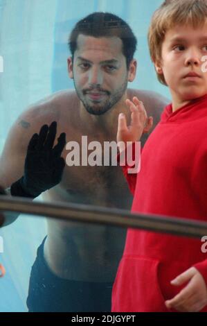 David Blaine taucht sich eine Woche lang in 2,000 Gallonen Salzwasser im Lincoln Center Plaza ein, bevor er für einen Weltrekord in Atem hält. Sein atemberaubendes Finale wird am 8. Mai live im Rahmen eines zweistündigen ABC-Specials mit dem Titel 'Throwned Alive' übertragen. Lincoln Center - New York, NY 5/4/06 Stockfoto