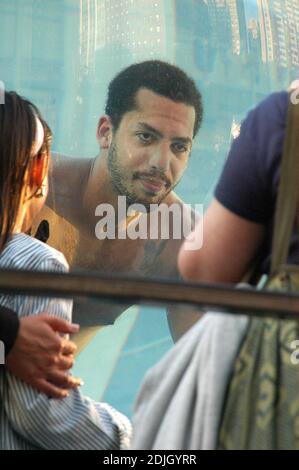 David Blaine taucht sich eine Woche lang in 2,000 Gallonen Salzwasser im Lincoln Center Plaza ein, bevor er für einen Weltrekord in Atem hält. Sein atemberaubendes Finale wird am 8. Mai live im Rahmen eines zweistündigen ABC-Specials mit dem Titel 'Throwned Alive' übertragen. Lincoln Center - New York, NY 5/4/06 Stockfoto