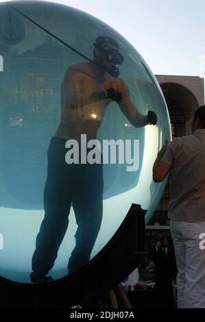 David Blaine taucht sich eine Woche lang in 2,000 Gallonen Salzwasser im Lincoln Center Plaza ein, bevor er für einen Weltrekord in Atem hält. Sein atemberaubendes Finale wird am 8. Mai live im Rahmen eines zweistündigen ABC-Specials mit dem Titel 'Throwned Alive' übertragen. Lincoln Center - New York, NY 5/4/06 Stockfoto