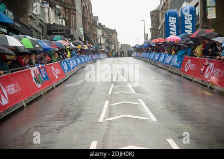 Tausende von Fans warten darauf, das Elite Men’s Road Race bei der UCI Road Cycling World Championships 2019 in Harrogate, Yorkshire, England, zu sehen. Stockfoto