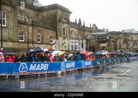 Tausende von Fans warten darauf, das Elite Men’s Road Race bei der UCI Road Cycling World Championships 2019 in Harrogate, Yorkshire, England, zu sehen. Stockfoto