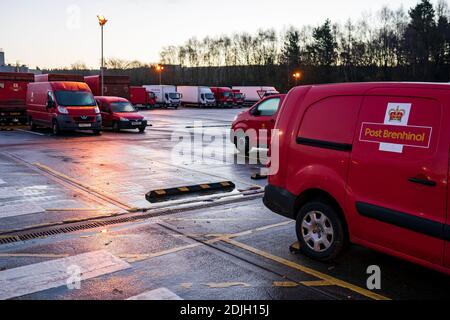 Royal Mail rote Lieferwagen mit dem walisischen Äquivalent Post Brenhinol Zeichen, britische Post und Kurierfirma, Stockfoto