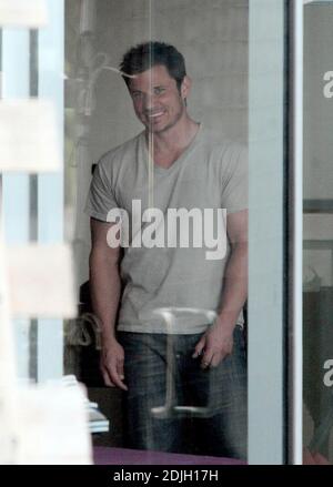 Nick Lachey filmt Szenen für Axe Body Spray, ein neues Deodorant, in West Hollywood, ca. Lachey hatte zu tun zahlreiche nimmt ziehen lustige Gesichter. Er filmte Szenen mit einer hübschen Brünette und es gab mehrere andere attraktive Frauen am Set. 4/06 Stockfoto