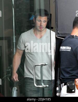 Nick Lachey filmt Szenen für Axe Body Spray, ein neues Deodorant, in West Hollywood, ca. Lachey hatte zu tun zahlreiche nimmt ziehen lustige Gesichter. Er filmte Szenen mit einer hübschen Brünette und es gab mehrere andere attraktive Frauen am Set. 4/06 Stockfoto