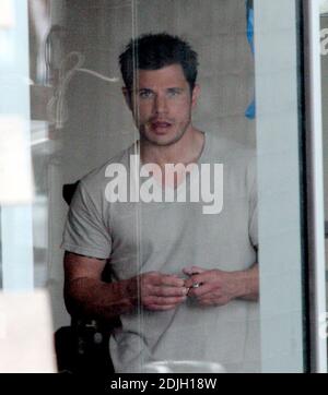 Nick Lachey filmt Szenen für Axe Body Spray, ein neues Deodorant, in West Hollywood, ca. Lachey hatte zu tun zahlreiche nimmt ziehen lustige Gesichter. Er filmte Szenen mit einer hübschen Brünette und es gab mehrere andere attraktive Frauen am Set. 4/06 Stockfoto