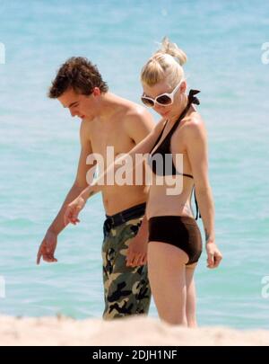 Exklusiv!! Liebe blüht für Frankie Muniz und Verlobten Jamie Gandy auf Miami Beach. Das Paar sammelte zusammen Muscheln und küsste sich in der Brandung während der Dreharbeiten zu Frankies neuem Film 'Mein Sexiest Year'. 5/06 Stockfoto
