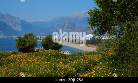 Blaue Lagune und Konyaalti Strand in beliebten Ferienort Antalya. Konyaalti Strand und das Mittelmeer, Taurusgebirge im Hintergrund. Antenne Stockfoto