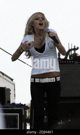 Ashlee Simpson führt auf Sunfest in Palm Beach FL zeigt eine offensichtliche Veränderung im Gesichtsprofil inmitten der Rouge eines Nasenjob. 6/06 Stockfoto