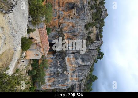 Die Templer-Kapelle von San Bartolome und die Höhle der Schlucht Río Lobos im Hintergrund. Stockfoto