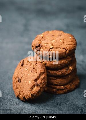 Cookies mit Haselnüssen und Schokolade, dunkle launische Süßigkeiten, leere Textstelle Stockfoto