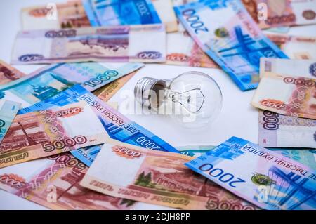 Kalender und russisches Geld, Glühbirne und Kalender, Lampe und Geld, russisches Geld Stockfoto