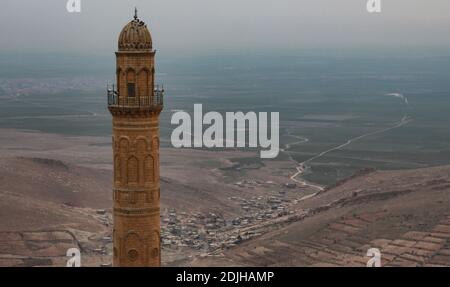 Mardin, Türkei - Mai 2018 Mardin Stadt mit Minarett, Mesopotamischer Ebene im Hintergrund, ist die alte Stadt Mardin das Zentrum der Aufmerksamkeit tou Stockfoto