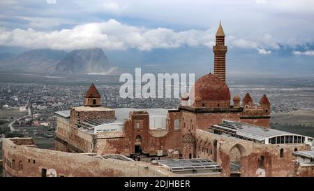 Agri, Türkei - Mai 2018: Das Minarett des Ishak Pasha Palastes in der Nähe von Dogubayazit in der Osttürkei. Schöne braune Moschee im Nahen Osten. Verschiedene vi Stockfoto