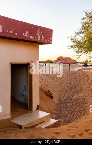 Verlassene Wohngebäude in Sand im Geisterdorf Al Madam in Sharjah, Vereinigte Arabische Emirate. Stockfoto
