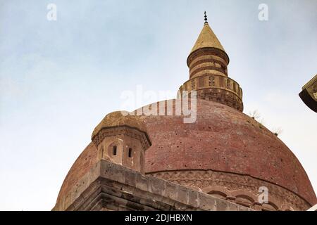 Agri, Türkei - Mai 2018: Das Minarett des Ishak Pasha Palastes in der Nähe von Dogubayazit in der Osttürkei. Schöne braune Moschee im Nahen Osten. Verschiedene vi Stockfoto