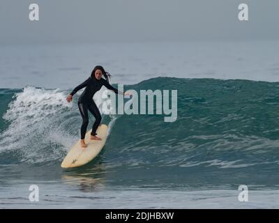 Surfer genießen die Wellen im La Jolla Shores, San Diego, Kalifornien, USA Stockfoto