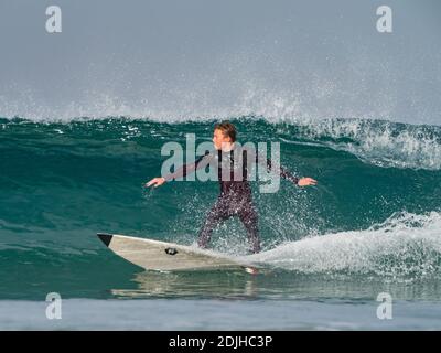 Surfer genießen die Wellen im La Jolla Shores, San Diego, Kalifornien, USA Stockfoto