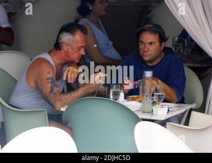 Exklusiv!! Tony Sirico besser bekannt als Pauly Walnüsse aus Hit-TV-Show "The Sopranos", kaut in einem trendigen Miami Beach Hotel, 5/10/06 [[kas mab]] Stockfoto