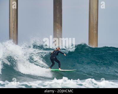 Surfer genießen die Wellen im La Jolla Shores, San Diego, Kalifornien, USA Stockfoto