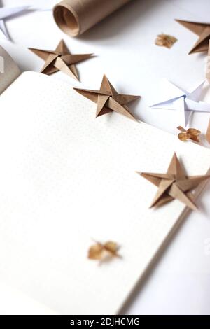 Weihnachtsdekoration. Minimal Weihnachten Flatlay Hintergrund. Stockfoto