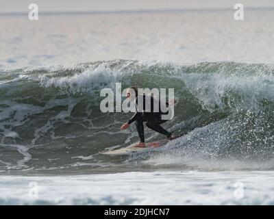 Surfer genießen die Wellen im La Jolla Shores, San Diego, Kalifornien, USA Stockfoto