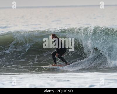 Surfer genießen die Wellen im La Jolla Shores, San Diego, Kalifornien, USA Stockfoto