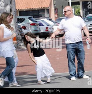 Michael Chiklis verbringt den Mothers Day mit seinen beiden Töchtern Autumn und Odessa und seiner Frau Michelle in Malibu, ca. Chiklis' jüngste Tochter Odessa hatte so eine gute Zeit, sie wollte nicht nach Hause kommen Zeit und hatte ein Tauziehen mit ihrem Vater. 14/06 Stockfoto