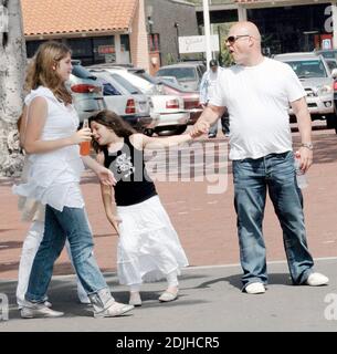 Michael Chiklis verbringt den Mothers Day mit seinen beiden Töchtern Autumn und Odessa und seiner Frau Michelle in Malibu, ca. Chiklis' jüngste Tochter Odessa hatte so eine gute Zeit, sie wollte nicht nach Hause kommen Zeit und hatte ein Tauziehen mit ihrem Vater. 14/06 Stockfoto