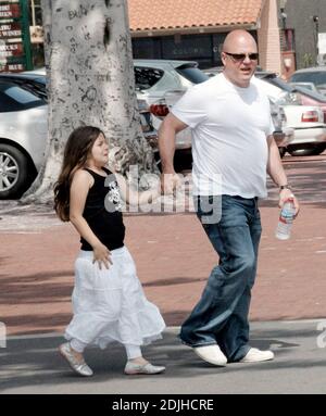 Michael Chiklis verbringt den Mothers Day mit seinen beiden Töchtern Autumn und Odessa und seiner Frau Michelle in Malibu, ca. Chiklis' jüngste Tochter Odessa hatte so eine gute Zeit, sie wollte nicht nach Hause kommen Zeit und hatte ein Tauziehen mit ihrem Vater. 14/06 Stockfoto