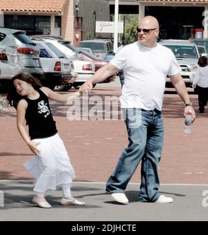 Michael Chiklis verbringt den Mothers Day mit seinen beiden Töchtern Autumn und Odessa und seiner Frau Michelle in Malibu, ca. Chiklis' jüngste Tochter Odessa hatte so eine gute Zeit, sie wollte nicht nach Hause kommen Zeit und hatte ein Tauziehen mit ihrem Vater. 14/06 Stockfoto