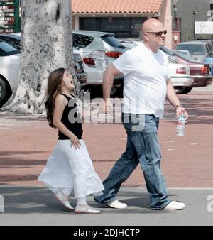 Michael Chiklis verbringt den Mothers Day mit seinen beiden Töchtern Autumn und Odessa und seiner Frau Michelle in Malibu, ca. Chiklis' jüngste Tochter Odessa hatte so eine gute Zeit, sie wollte nicht nach Hause kommen Zeit und hatte ein Tauziehen mit ihrem Vater. 14/06 Stockfoto