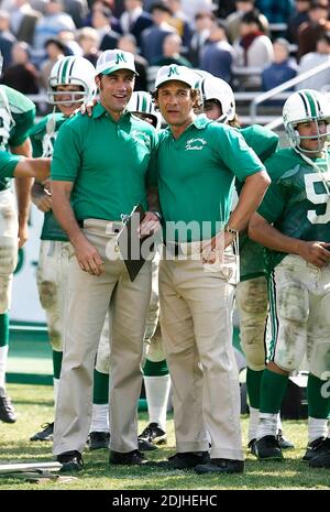 Exklusiv!! Matthew McConaughey, Mitte, porträtiert den Marshall-Fußballtrainer Jack Lengyel anlässlich des Touchdowns seines Teams gegen Xavier am Freitag, den 9. Juni 2006, während der Dreharbeiten zu „We are Marshall“ im Herndon Stadium am Morris Brown College in Atlanta, Ga. Der Film zeigt den Kampf um die Aufrechterhaltung des Fußballprogramms von Marshall nach dem Flugzeugunglück von 1970, bei dem 75 Menschen ums Leben kamen, darunter Fußballspieler, Trainer, Gemeindemitglieder und Flugcrew von Marshall. Stockfoto