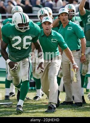 Exklusiv!! Matthew McConaughey, Mitte, porträtiert den Marshall-Fußballtrainer Jack Lengyel anlässlich des Touchdowns seines Teams gegen Xavier am Freitag, den 9. Juni 2006, während der Dreharbeiten zu „We are Marshall“ im Herndon Stadium am Morris Brown College in Atlanta, Ga. Der Film zeigt den Kampf um die Aufrechterhaltung des Fußballprogramms von Marshall nach dem Flugzeugunglück von 1970, bei dem 75 Menschen ums Leben kamen, darunter Fußballspieler, Trainer, Gemeindemitglieder und Flugcrew von Marshall. Stockfoto