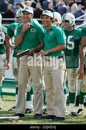 Exklusiv!! Matthew McConaughey, Mitte, porträtiert den Marshall-Fußballtrainer Jack Lengyel anlässlich des Touchdowns seines Teams gegen Xavier am Freitag, den 9. Juni 2006, während der Dreharbeiten zu „We are Marshall“ im Herndon Stadium am Morris Brown College in Atlanta, Ga. Der Film zeigt den Kampf um die Aufrechterhaltung des Fußballprogramms von Marshall nach dem Flugzeugunglück von 1970, bei dem 75 Menschen ums Leben kamen, darunter Fußballspieler, Trainer, Gemeindemitglieder und Flugcrew von Marshall. Stockfoto