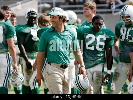 Exklusiv!! Matthew McConaughey, Mitte, porträtiert den Marshall-Fußballtrainer Jack Lengyel anlässlich des Touchdowns seines Teams gegen Xavier am Freitag, den 9. Juni 2006, während der Dreharbeiten zu „We are Marshall“ im Herndon Stadium am Morris Brown College in Atlanta, Ga. Der Film zeigt den Kampf um die Aufrechterhaltung des Fußballprogramms von Marshall nach dem Flugzeugunglück von 1970, bei dem 75 Menschen ums Leben kamen, darunter Fußballspieler, Trainer, Gemeindemitglieder und Flugcrew von Marshall. Stockfoto