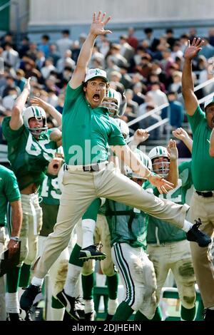 Exklusiv!! Matthew McConaughey, Mitte, porträtiert den Marshall-Fußballtrainer Jack Lengyel anlässlich des Touchdowns seines Teams gegen Xavier am Freitag, den 9. Juni 2006, während der Dreharbeiten zu „We are Marshall“ im Herndon Stadium am Morris Brown College in Atlanta, Ga. Der Film zeigt den Kampf um die Aufrechterhaltung des Fußballprogramms von Marshall nach dem Flugzeugunglück von 1970, bei dem 75 Menschen ums Leben kamen, darunter Fußballspieler, Trainer, Gemeindemitglieder und Flugcrew von Marshall. Stockfoto