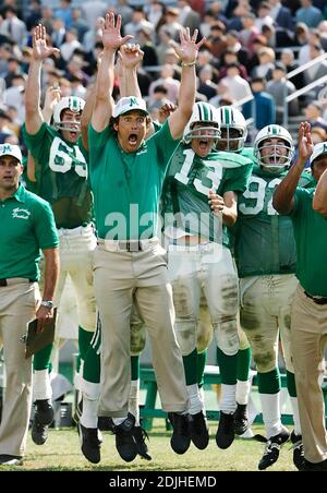 Exklusiv!! Matthew McConaughey, Mitte, porträtiert den Marshall-Fußballtrainer Jack Lengyel anlässlich des Touchdowns seines Teams gegen Xavier am Freitag, den 9. Juni 2006, während der Dreharbeiten zu „We are Marshall“ im Herndon Stadium am Morris Brown College in Atlanta, Ga. Der Film zeigt den Kampf um die Aufrechterhaltung des Fußballprogramms von Marshall nach dem Flugzeugunglück von 1970, bei dem 75 Menschen ums Leben kamen, darunter Fußballspieler, Trainer, Gemeindemitglieder und Flugcrew von Marshall. Stockfoto