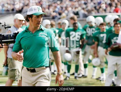 Exklusiv!! Matthew McConaughey, Mitte, porträtiert den Marshall-Fußballtrainer Jack Lengyel anlässlich des Touchdowns seines Teams gegen Xavier am Freitag, den 9. Juni 2006, während der Dreharbeiten zu „We are Marshall“ im Herndon Stadium am Morris Brown College in Atlanta, Ga. Der Film zeigt den Kampf um die Aufrechterhaltung des Fußballprogramms von Marshall nach dem Flugzeugunglück von 1970, bei dem 75 Menschen ums Leben kamen, darunter Fußballspieler, Trainer, Gemeindemitglieder und Flugcrew von Marshall. Stockfoto