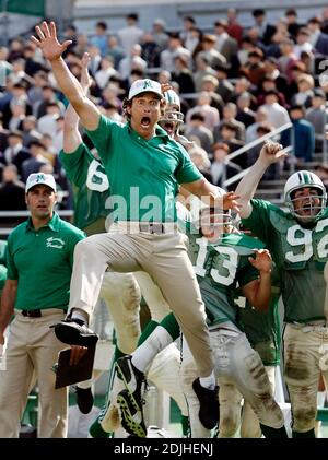 Exklusiv!! Matthew McConaughey, Mitte, porträtiert den Marshall-Fußballtrainer Jack Lengyel anlässlich des Touchdowns seines Teams gegen Xavier am Freitag, den 9. Juni 2006, während der Dreharbeiten zu „We are Marshall“ im Herndon Stadium am Morris Brown College in Atlanta, Ga. Der Film zeigt den Kampf um die Aufrechterhaltung des Fußballprogramms von Marshall nach dem Flugzeugunglück von 1970, bei dem 75 Menschen ums Leben kamen, darunter Fußballspieler, Trainer, Gemeindemitglieder und Flugcrew von Marshall. Stockfoto