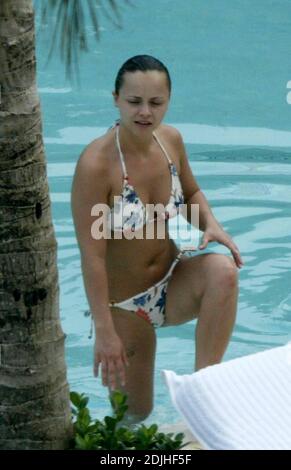 Exklusiv!! Christina Ricci verbringt einen Nachmittag am Pool in einem Hotel in Miami Beach. Die Schauspielerin verbrachte den Tag mit fünf Freundinnen, trank, rauchte, schwamm, Clowned herum und unterhielt sich mit hübschen Poolwärtern. 12/05 Stockfoto