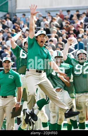 Exklusiv!! Matthew McConaughey, Mitte, porträtiert den Marshall-Fußballtrainer Jack Lengyel anlässlich des Touchdowns seines Teams gegen Xavier am Freitag, den 9. Juni 2006, während der Dreharbeiten zu „We are Marshall“ im Herndon Stadium am Morris Brown College in Atlanta, Ga. Der Film zeigt den Kampf um die Aufrechterhaltung des Fußballprogramms von Marshall nach dem Flugzeugunglück von 1970, bei dem 75 Menschen ums Leben kamen, darunter Fußballspieler, Trainer, Gemeindemitglieder und Flugcrew von Marshall. Stockfoto