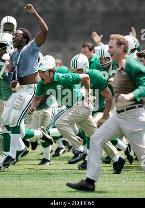 Exklusiv!! Die Schauspieler Anthony Mackie, links, mit Nate Ruffin und Matthew McConaughey, Mitte, mit dem Marshall-Trainer Jack Lengyel, feiern am Samstag, dem 10. Juni 2006, während der Dreharbeiten zu „We are Marshall“ im Herndon Stadium im Morris Brown College in Atlanta den Sieg der jungen donnernden Herde gegen Xavier. Ga. Der Film zeigt den Kampf um die Aufrechterhaltung des Fußballprogramms von Marshall nach dem Flugzeugunglück von 1970, bei dem 75 Menschen ums Leben kamen, darunter Fußballspieler, Trainer, Gemeindemitglieder und Flugcrew von Marshall. [[sbr] Stockfoto