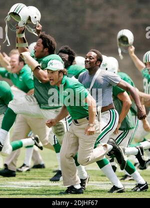 Exklusiv!! Die Schauspieler Anthony Mackie, links, mit Nate Ruffin und Matthew McConaughey, Mitte, mit dem Marshall-Trainer Jack Lengyel, feiern am Samstag, dem 10. Juni 2006, während der Dreharbeiten zu „We are Marshall“ im Herndon Stadium im Morris Brown College in Atlanta den Sieg der jungen donnernden Herde gegen Xavier. Ga. Der Film zeigt den Kampf um die Aufrechterhaltung des Fußballprogramms von Marshall nach dem Flugzeugunglück von 1970, bei dem 75 Menschen ums Leben kamen, darunter Fußballspieler, Trainer, Gemeindemitglieder und Flugcrew von Marshall. [[sbr] Stockfoto