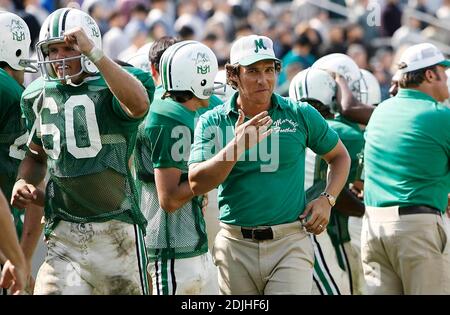 Exklusiv!! Matthew McConaughey, Mitte, porträtiert den Marshall-Fußballtrainer Jack Lengyel anlässlich des Touchdowns seines Teams gegen Xavier am Freitag, den 9. Juni 2006, während der Dreharbeiten zu „We are Marshall“ im Herndon Stadium am Morris Brown College in Atlanta, Ga. Der Film zeigt den Kampf um die Aufrechterhaltung des Fußballprogramms von Marshall nach dem Flugzeugunglück von 1970, bei dem 75 Menschen ums Leben kamen, darunter Fußballspieler, Trainer, Gemeindemitglieder und Flugcrew von Marshall. Stockfoto