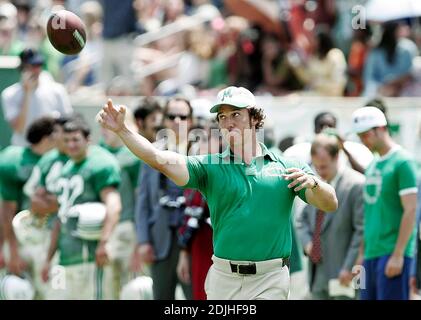 Exklusiv!! Die Schauspieler Anthony Mackie, links, mit Nate Ruffin und Matthew McConaughey, Mitte, mit dem Marshall-Trainer Jack Lengyel, feiern am Samstag, dem 10. Juni 2006, während der Dreharbeiten zu „We are Marshall“ im Herndon Stadium im Morris Brown College in Atlanta den Sieg der jungen donnernden Herde gegen Xavier. Ga. Der Film zeigt den Kampf um die Aufrechterhaltung des Fußballprogramms von Marshall nach dem Flugzeugunglück von 1970, bei dem 75 Menschen ums Leben kamen, darunter Fußballspieler, Trainer, Gemeindemitglieder und Flugcrew von Marshall. [[sbr] Stockfoto