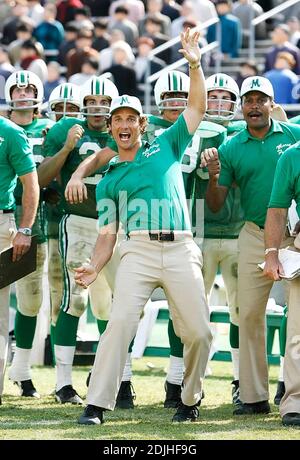 Exklusiv!! Matthew McConaughey, Mitte, porträtiert den Marshall-Fußballtrainer Jack Lengyel anlässlich des Touchdowns seines Teams gegen Xavier am Freitag, den 9. Juni 2006, während der Dreharbeiten zu „We are Marshall“ im Herndon Stadium am Morris Brown College in Atlanta, Ga. Der Film zeigt den Kampf um die Aufrechterhaltung des Fußballprogramms von Marshall nach dem Flugzeugunglück von 1970, bei dem 75 Menschen ums Leben kamen, darunter Fußballspieler, Trainer, Gemeindemitglieder und Flugcrew von Marshall. Stockfoto