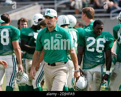 Exklusiv!! Matthew McConaughey, Mitte, porträtiert den Marshall-Fußballtrainer Jack Lengyel anlässlich des Touchdowns seines Teams gegen Xavier am Freitag, den 9. Juni 2006, während der Dreharbeiten zu „We are Marshall“ im Herndon Stadium am Morris Brown College in Atlanta, Ga. Der Film zeigt den Kampf um die Aufrechterhaltung des Fußballprogramms von Marshall nach dem Flugzeugunglück von 1970, bei dem 75 Menschen ums Leben kamen, darunter Fußballspieler, Trainer, Gemeindemitglieder und Flugcrew von Marshall. Stockfoto