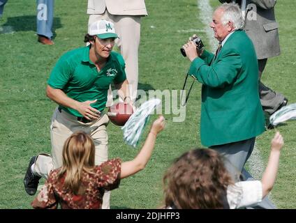 Exklusiv!! Die Schauspieler Anthony Mackie, links, mit Nate Ruffin und Matthew McConaughey, Mitte, mit dem Marshall-Trainer Jack Lengyel, feiern am Samstag, dem 10. Juni 2006, während der Dreharbeiten zu „We are Marshall“ im Herndon Stadium im Morris Brown College in Atlanta den Sieg der jungen donnernden Herde gegen Xavier. Ga. Der Film zeigt den Kampf um die Aufrechterhaltung des Fußballprogramms von Marshall nach dem Flugzeugunglück von 1970, bei dem 75 Menschen ums Leben kamen, darunter Fußballspieler, Trainer, Gemeindemitglieder und Flugcrew von Marshall. [[sbr] Stockfoto