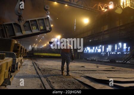 Ostrava, Tschechische Republik. Dezember 2020. Der Stahlhersteller Liberty Ostrava hat eine Ausschreibung für den Lieferanten von zwei neuen Hybridöfen gestartet, die bis 2023 seine vier Tandem-Öfen ersetzen und das Stahlwerk Ostrava bis 2030 klimaneutral machen sollen. Die neue Technologie wird die Partikel- und Kohlenstoffemissionen um 60 Prozent bzw. mehr als 50 Prozent reduzieren. Es ist das erste Projekt dieser Art in Europa. Das aktuelle Stahlwerk am 14. Dezember 2020, Foto. Kredit: Jaroslav Ozana/CTK Foto/Alamy Live Nachrichten Stockfoto